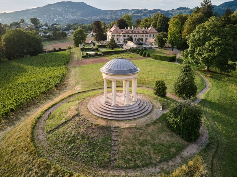 Hauteville, du château au campus, histoire d'une reconversion – Vue du pavillon d'Amour, le parc, les vignes et cultures – Luca Delachaux, atelier delachaux photographie / Pepperdine University
